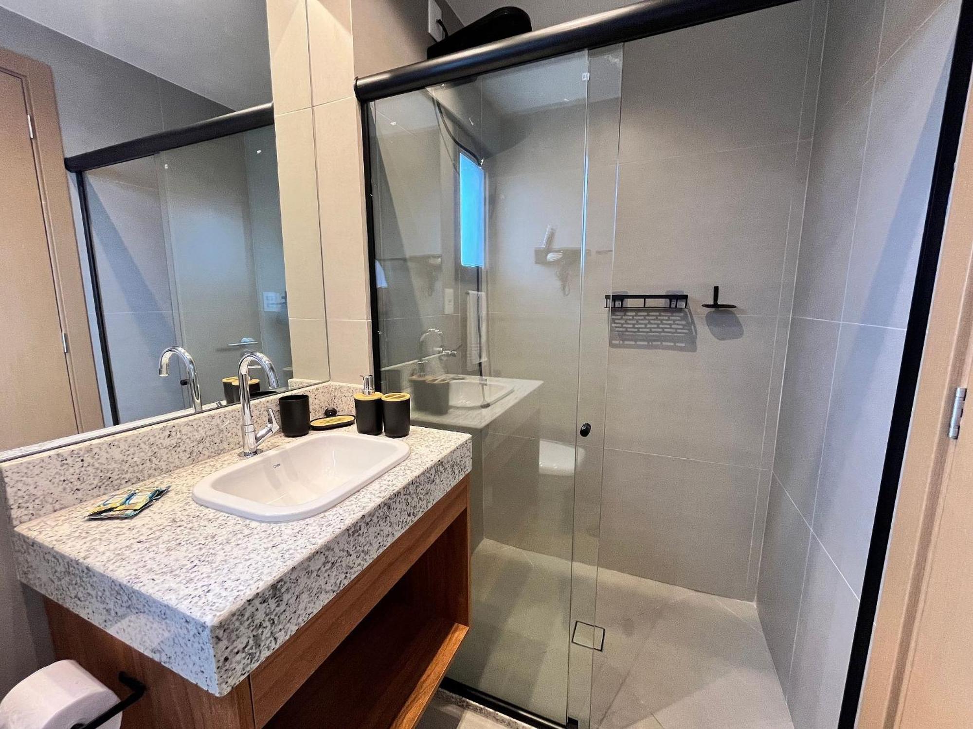 Apartamento Predio Beira-mar Com Piscina Na Barra Em Ssa - Spb